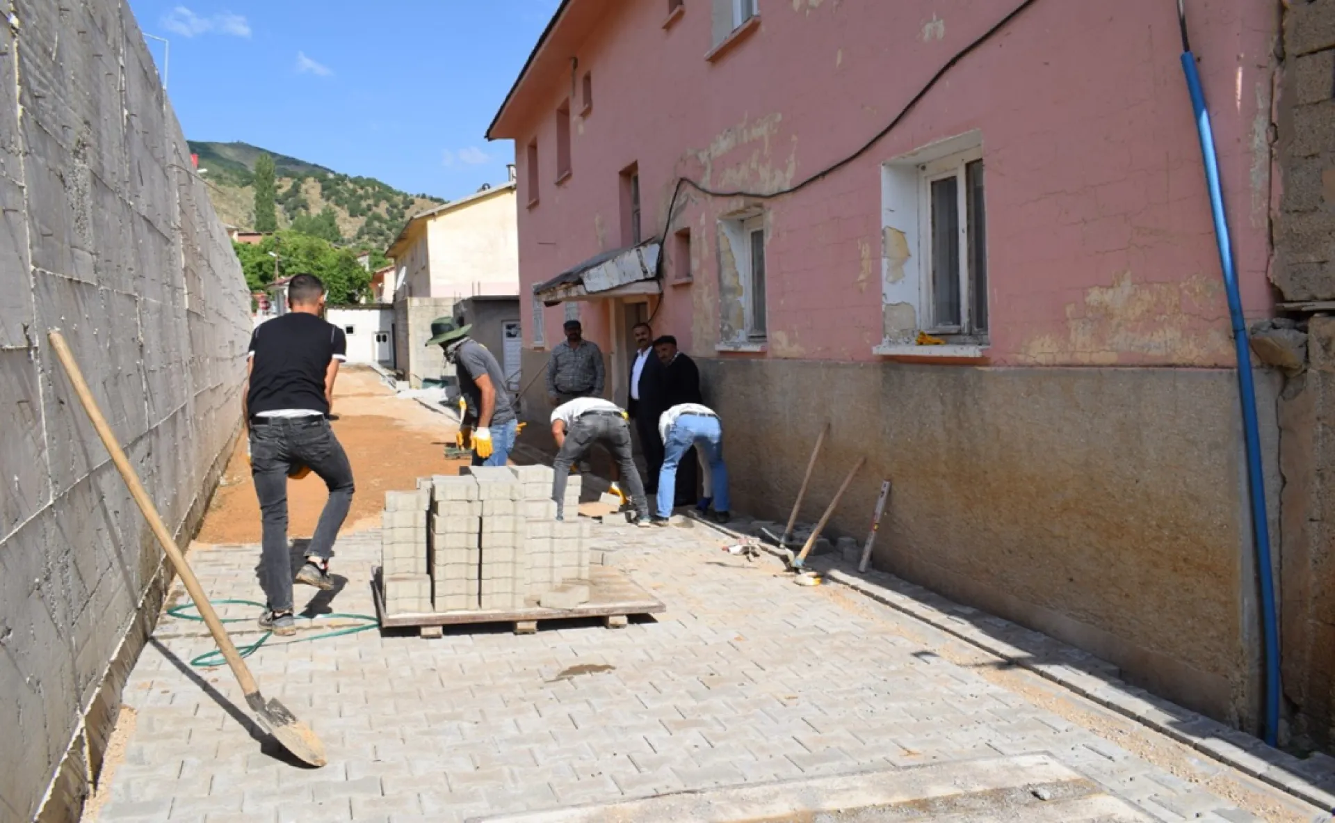 İlçemizde Mahalle ve Caddelerde Yol ve Çevre Düzenlemesi Yapıldı