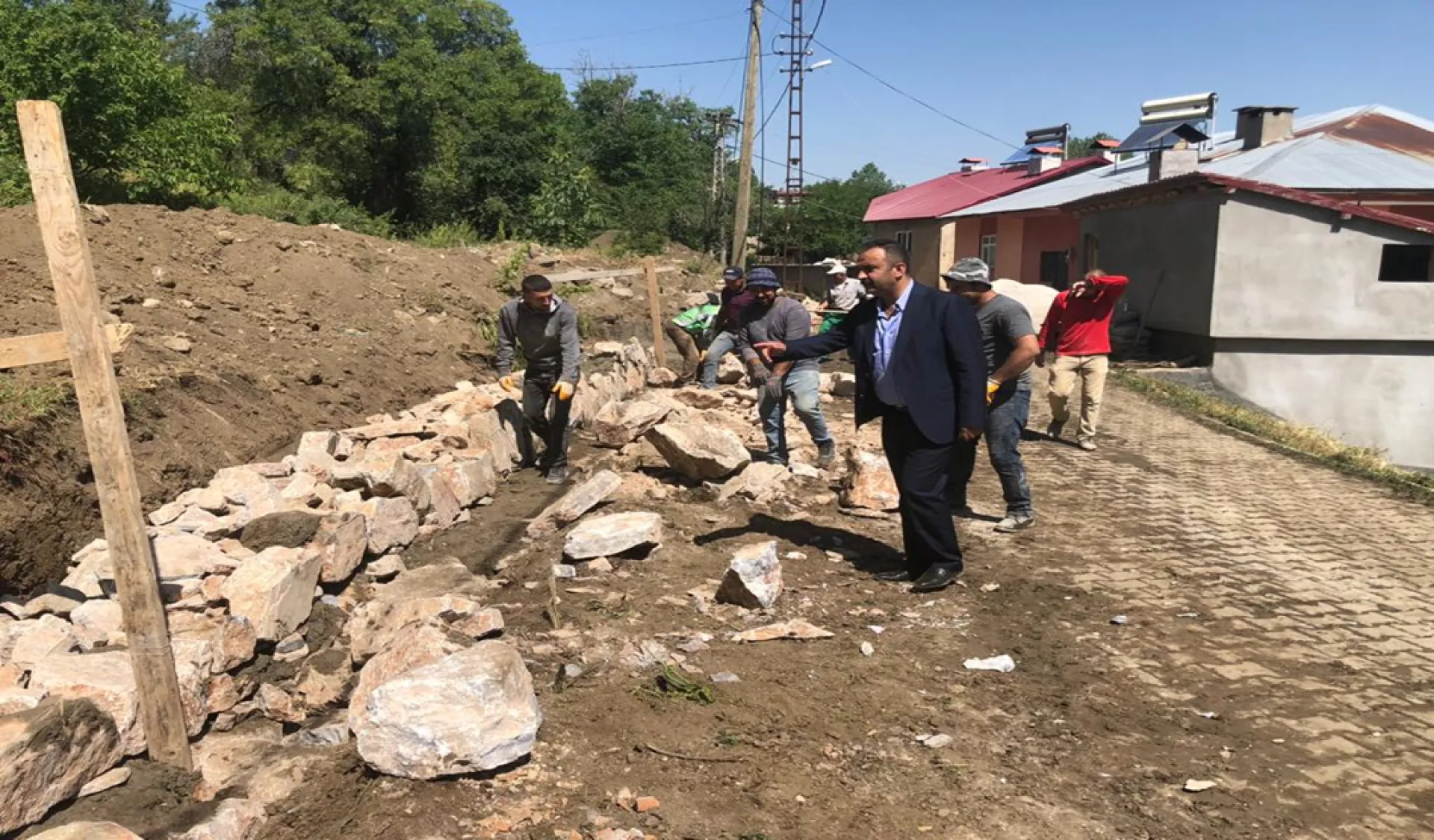 Yenibağ, Pınarbaşı ve Taşlıpınar Mahallelerimizde İstinat Duvarı Çalışmaları Tamamlandı