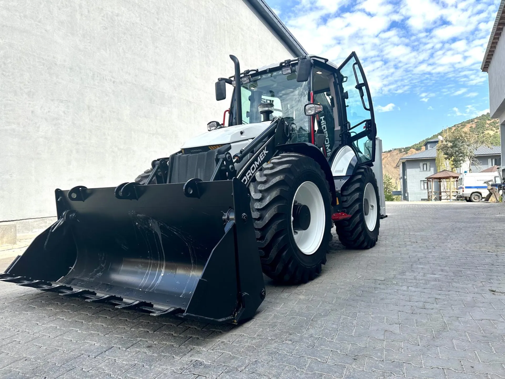 Bakanlıktan Hibe Olarak Hidromek Alpa A8 İş Makinesi Alındı