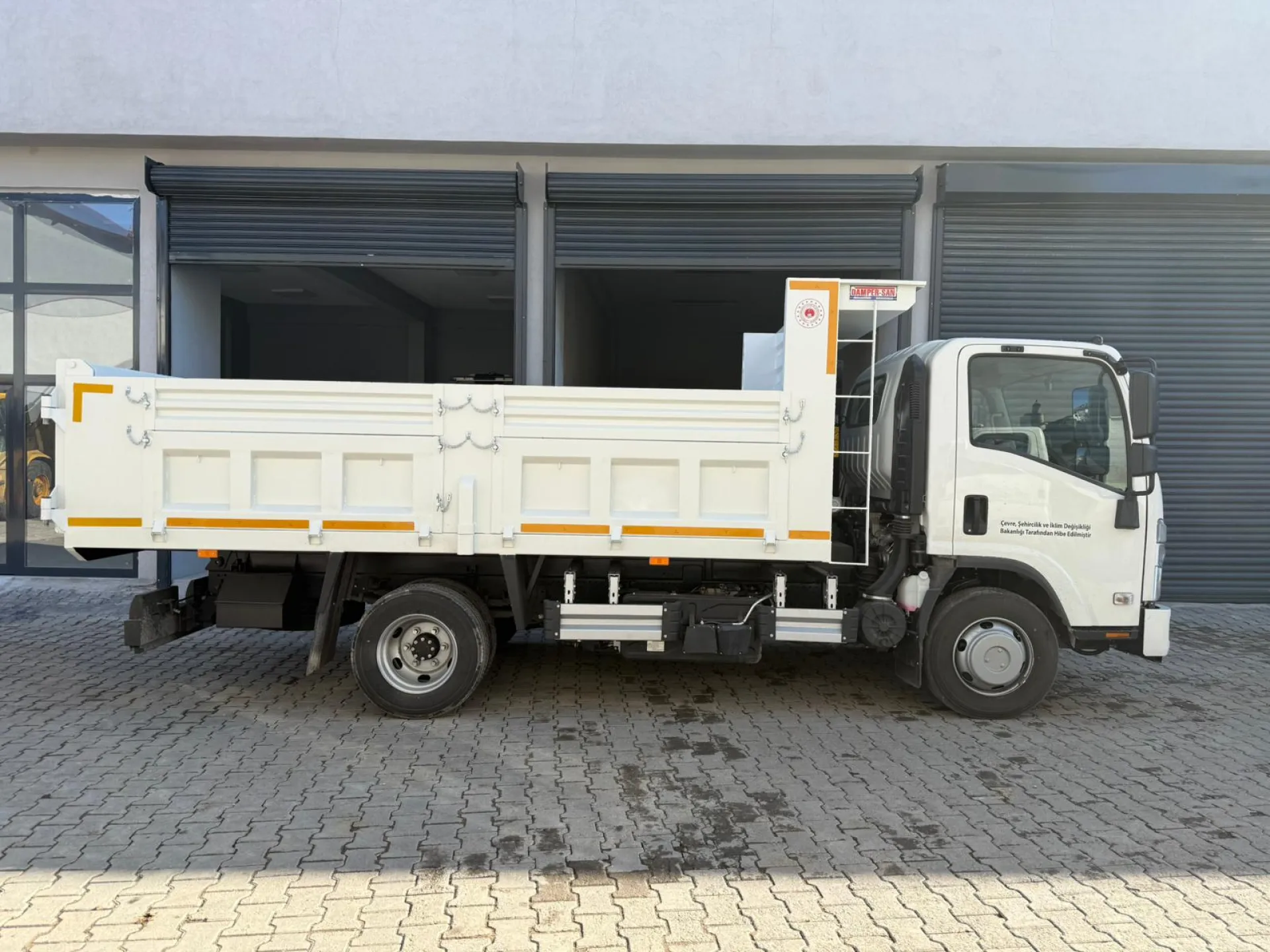 Bakanlıktan Hibe Olarak 2025 Model Isuzu NPR 10 Kamyon Alındı