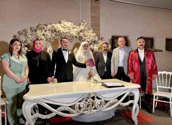 Mutki'de düğün coşkusu: Başkan Barlak, Şüheda ve Burak çiftinin nikahını kıydı
