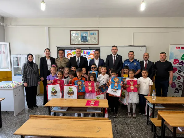 Mutki Belediyesi’nden Öğrencilere Karne Sürprizi: Başkan Barlak Karneleri Bizzat Dağıttı